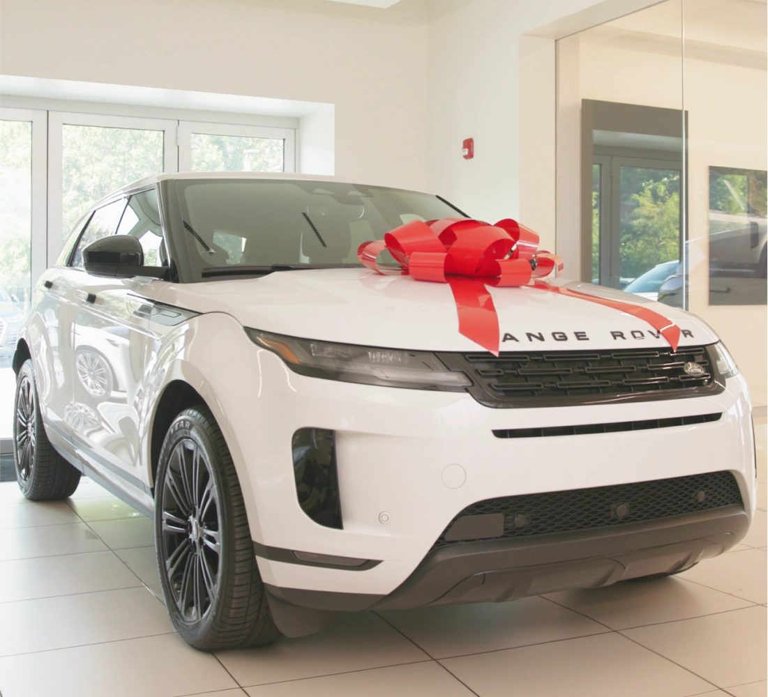 White Range Rover with red bow - car slide 1